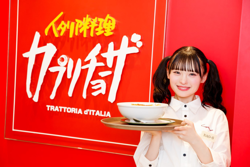 カプリチョーザ なんばCITY店前で撮影するNMB48・新澤菜央さん