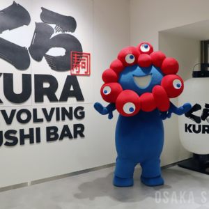 「くら寿司 大阪・関西万博店」を再現した「くら寿司 メモリアル店 なんば千日前」にミャクミャク登場