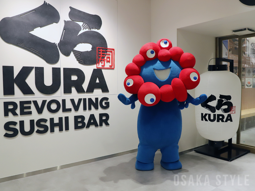 「くら寿司 大阪・関西万博店」を再現した「くら寿司 メモリアル店 なんば千日前」にミャクミャク登場