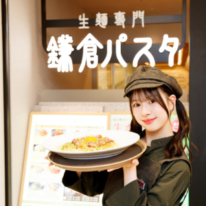 鎌倉パスタ なんばCITY店前で撮影するNMB48・青原優花さん