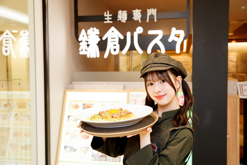 鎌倉パスタ なんばCITY店前で撮影するNMB48・青原優花さん
