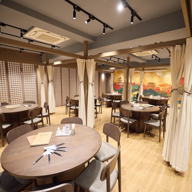 「民福北京烤鴨店 大阪難波総本店」の店内