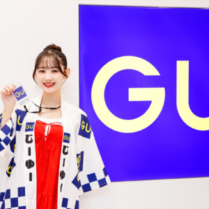 GU なんばCITY店前で撮影するNMB48・岡腰星来さん