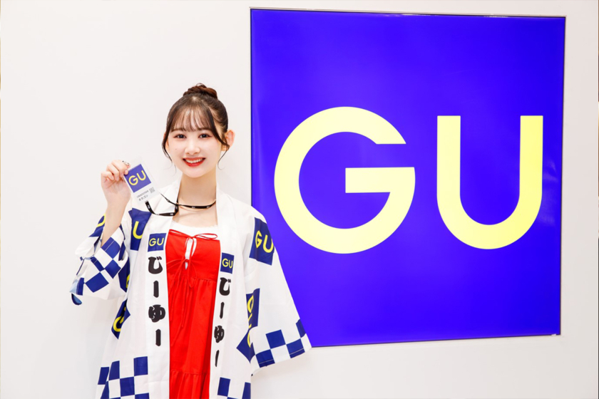 GU なんばCITY店前で撮影するNMB48・岡腰星来さん