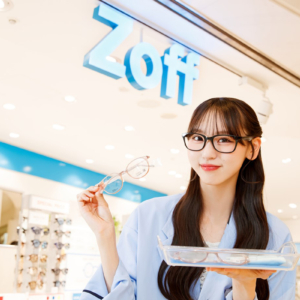Zoff なんばCITY店前で撮影するNMB48・泉綾乃さん