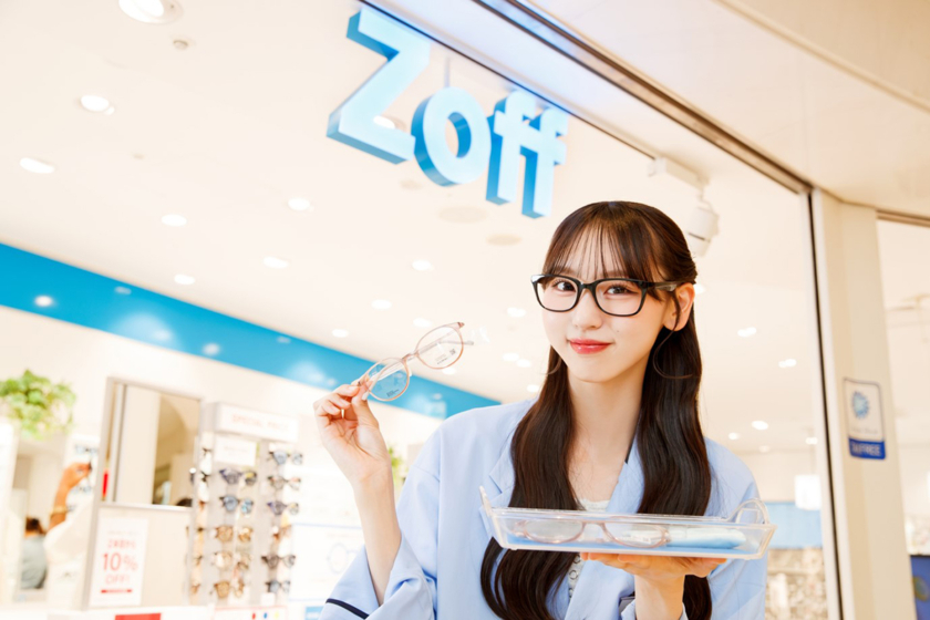 Zoff なんばCITY店前で撮影するNMB48・泉綾乃さん