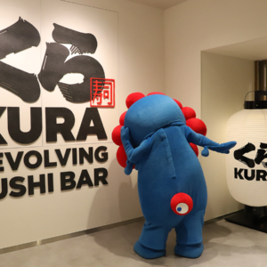 「くら寿司 メモリアル店 なんば千日前」内覧会にミャクミャク登場