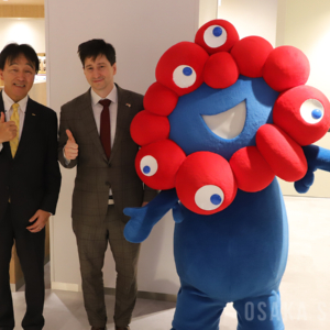 「くら寿司 メモリアル店 なんば千日前」の内覧会にミャクミャク登場