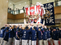 「海船濱ふとん太鼓」の担ぎ上げ