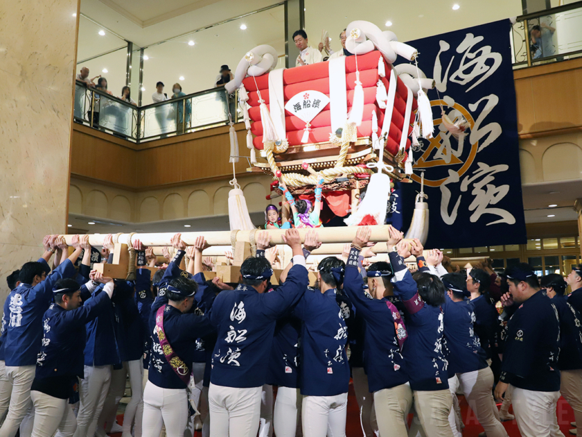 「海船濱ふとん太鼓」の担ぎ上げ