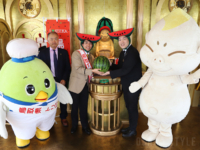 幸運の神様ビリケンさんに鳥取すいかを奉納