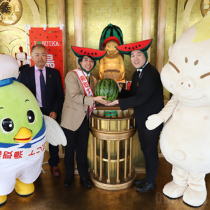 幸運の神様ビリケンさんに鳥取すいかを奉納