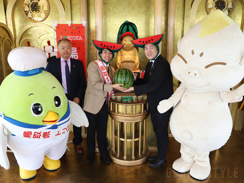 幸運の神様ビリケンさんに鳥取すいかを奉納
