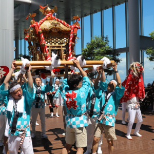 あべのハルカスで「阿倍野神輿」と「阪南獅子舞」が巡行