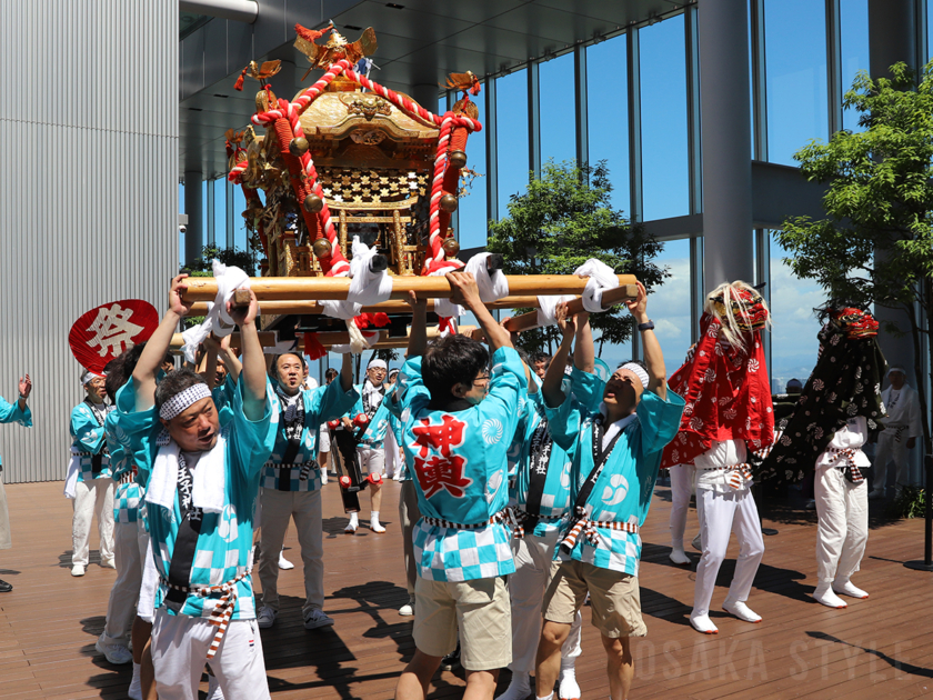 あべのハルカスで「阿倍野神輿」と「阪南獅子舞」が巡行