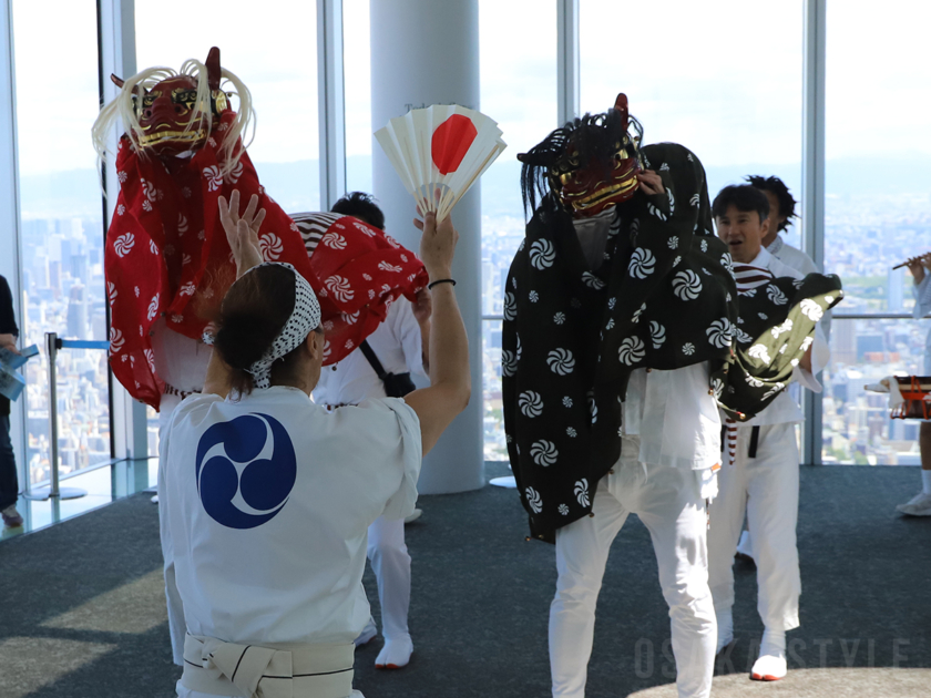 ハルカス300で「阪南獅子舞」が巡行