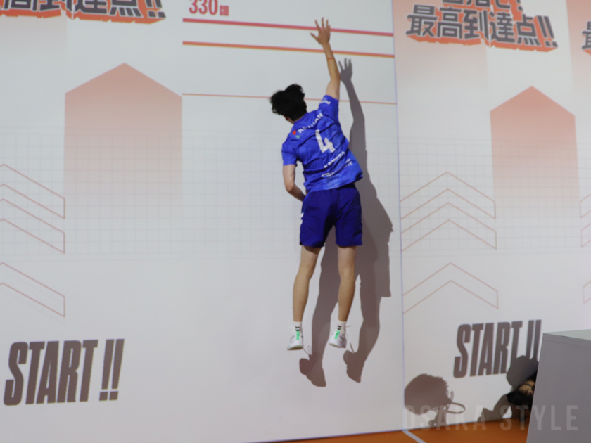 金田晃太朗選手が「目指せ! 最高到達点チャレンジ!!」を体験