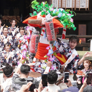 「愛染まつり」始まる　宝恵駕籠パレードで駕籠上げ