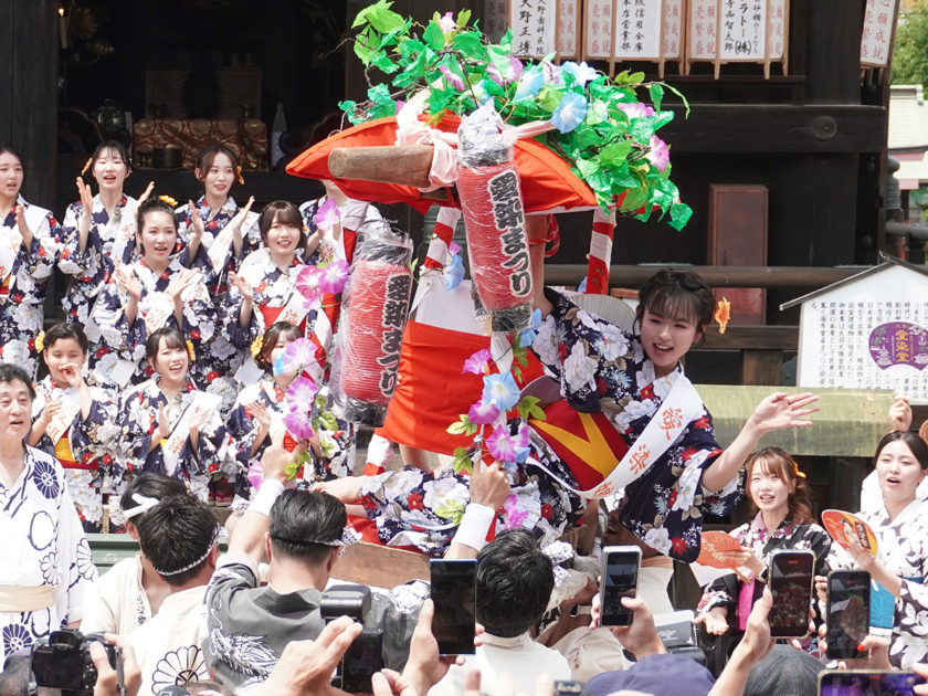 「愛染まつり」始まる　宝恵駕籠パレードで駕籠上げ