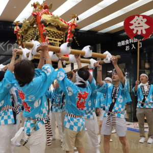 あべのハルカスで「阿倍野神輿」が巡行