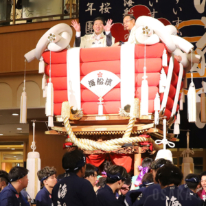 「海船濱ふとん太鼓」展示・披露セレモニーで担ぎ上げ