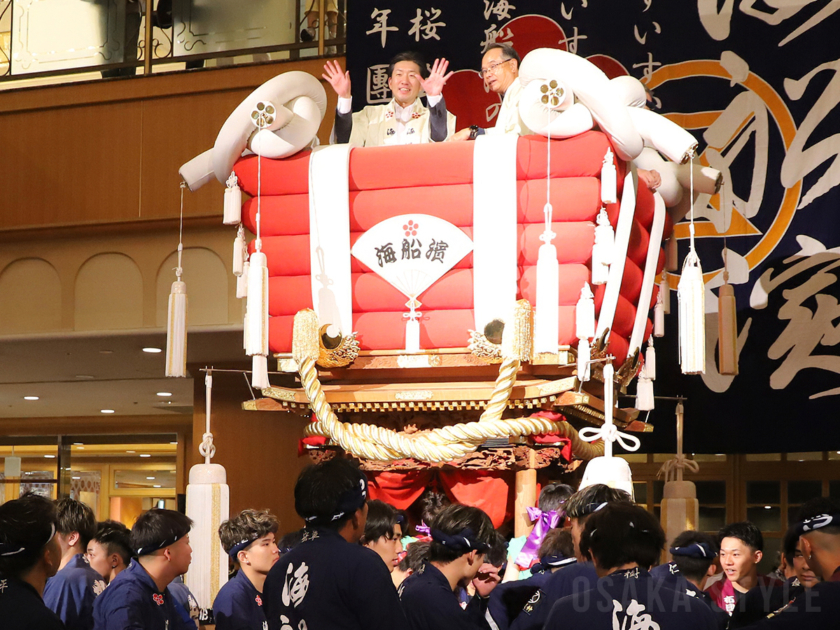 「海船濱ふとん太鼓」展示・披露セレモニーで担ぎ上げ