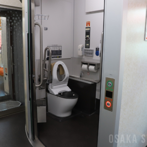 新型一般車両6A系の多目的トイレ