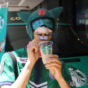 「スターバックス コーヒークラフト キャラバン」で試飲する来場客