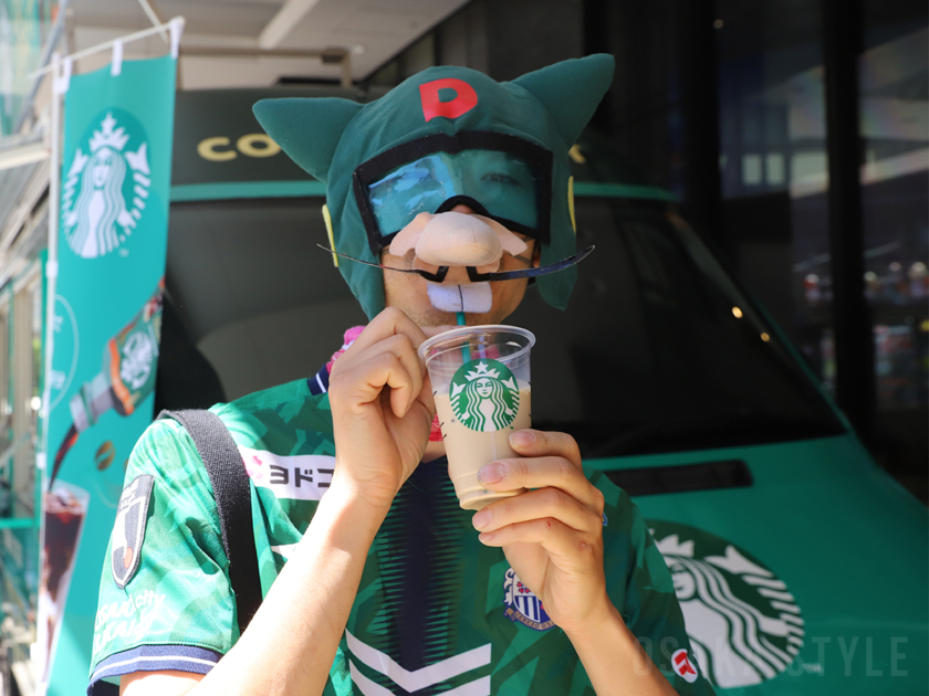「スターバックス コーヒークラフト キャラバン」で試飲する来場客