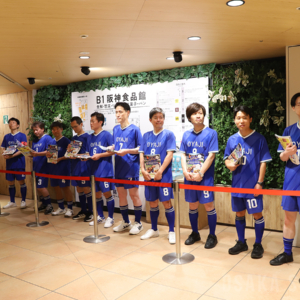 「おやじイレブン」が来店客をお出迎え