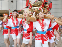 「天神祭ギャルみこし」　本番へ向け神輿担ぎを練習