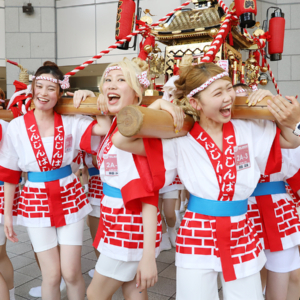 「天神祭ギャルみこし」　本番へ向け神輿担ぎを練習