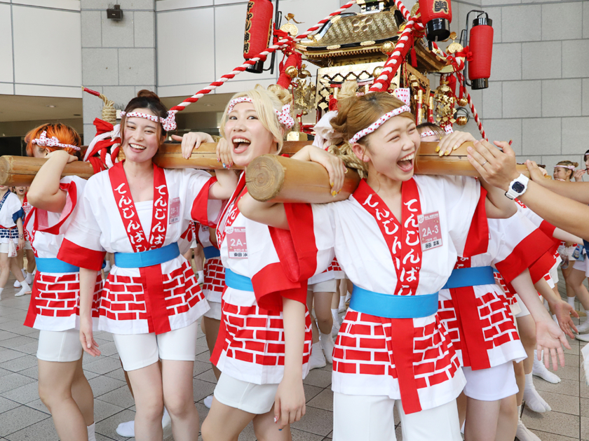 「天神祭ギャルみこし」 本番へ向け神輿担ぎを練習
