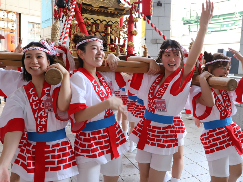 「天神祭ギャルみこし」本番へ向け神輿担ぎを練習