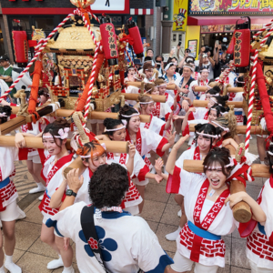 「天神祭ギャルみこし」天神橋筋商店街を巡行