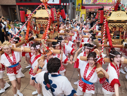 大阪の夏の風物詩「天神祭ギャルみこし」　商店街に「わっしょい」の掛け声響く