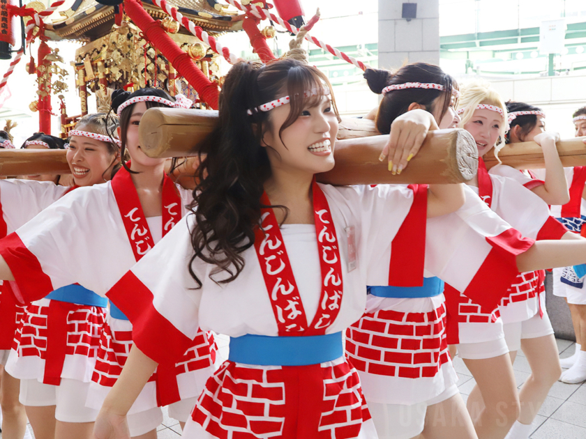 「天神祭ギャルみこし」本番へ向け神輿担ぎを練習