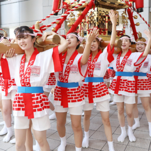 「天神祭ギャルみこし」本番へ向け神輿担ぎを練習