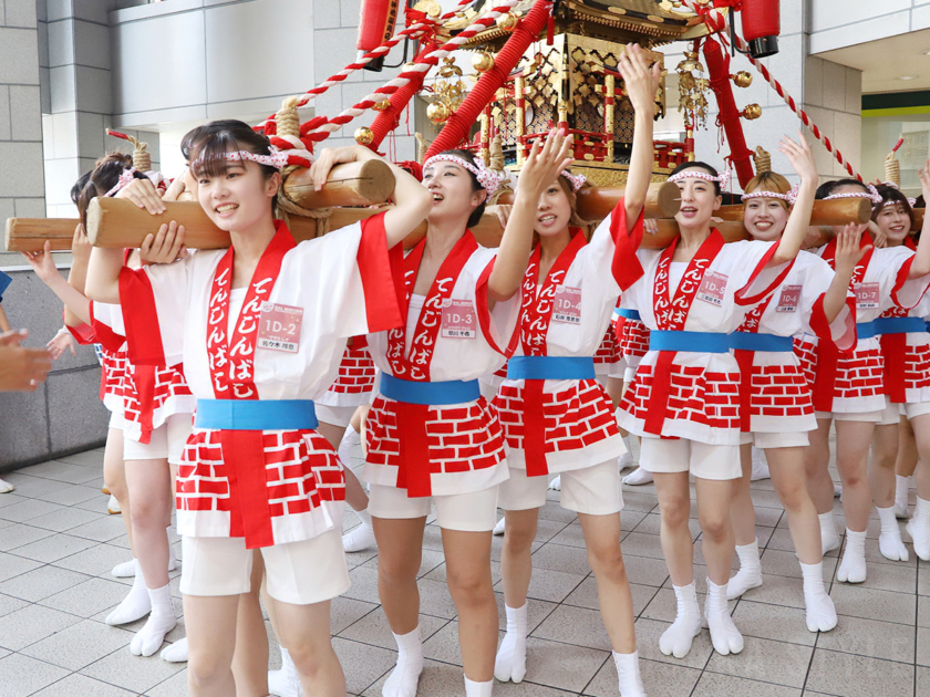 「天神祭ギャルみこし」本番へ向け神輿担ぎを練習