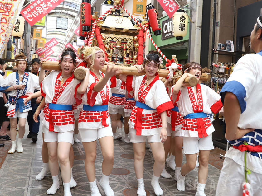 天神橋筋商店街を巡行