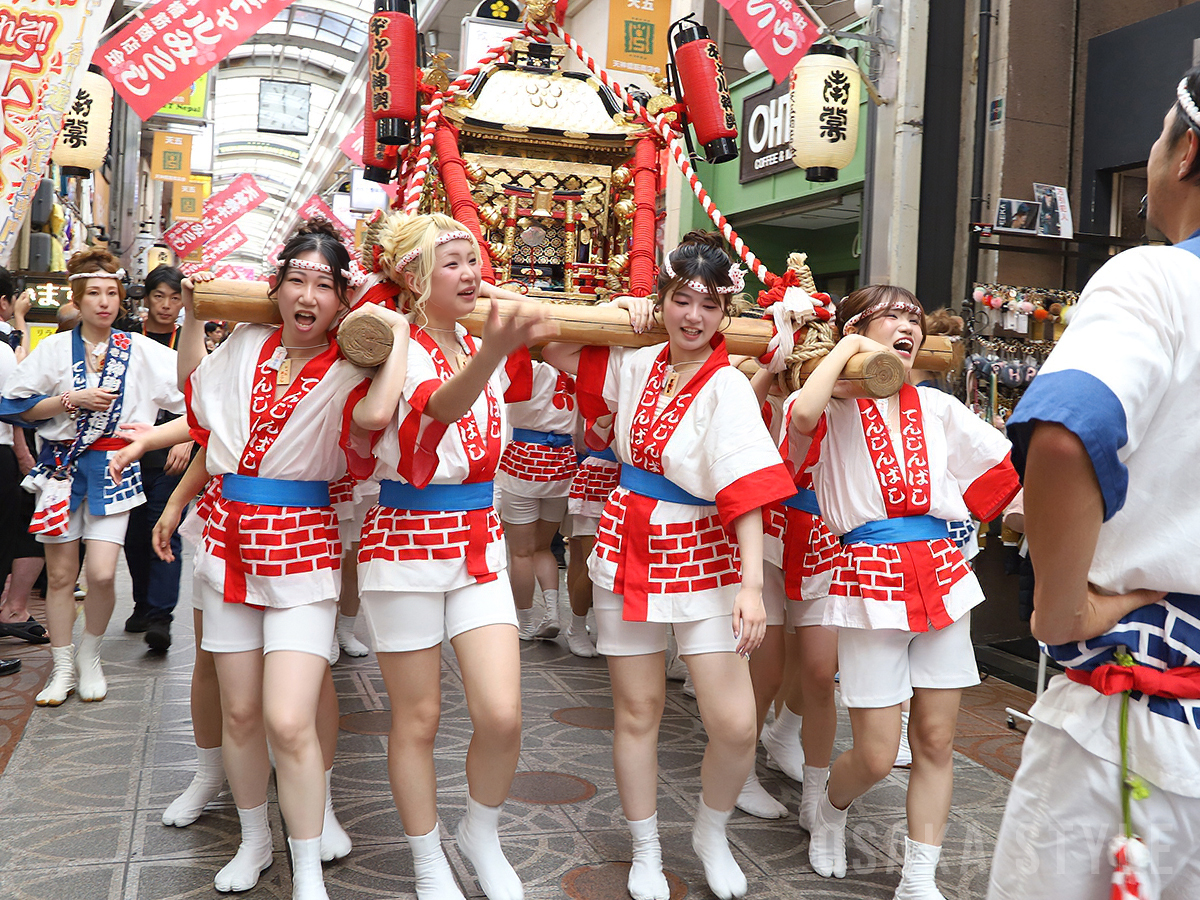 天神橋筋商店街を巡行