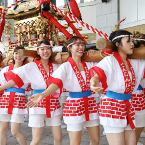 「天神祭ギャルみこし」本番へ向け神輿担ぎを練習