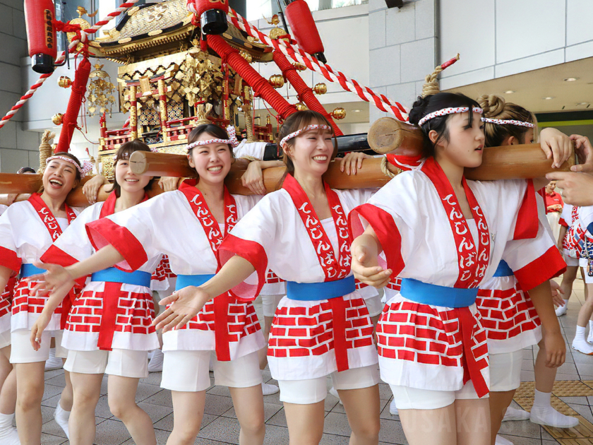 「天神祭ギャルみこし」本番へ向け神輿担ぎを練習