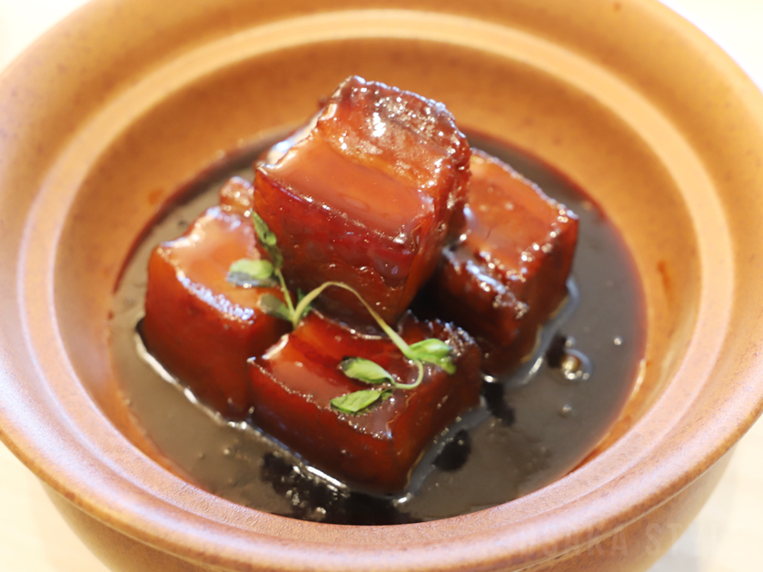 名物豚バラ肉の甘辛煮込み