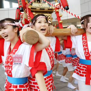 「天神祭ギャルみこし」本番へ向け神輿担ぎを練習