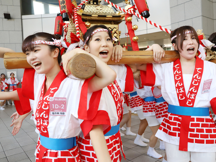 「天神祭ギャルみこし」本番へ向け神輿担ぎを練習