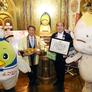通天閣・ビリケンさんに鳥取県産梨　平井伸治知事が奉納