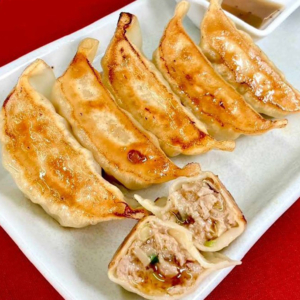 「宇都宮餃子 はちまん餃子」肉汁あふれる焼き餃子