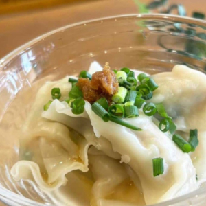 「餃子屋ヒロ」梅肉ダレで食べるだし汁冷やし水餃子