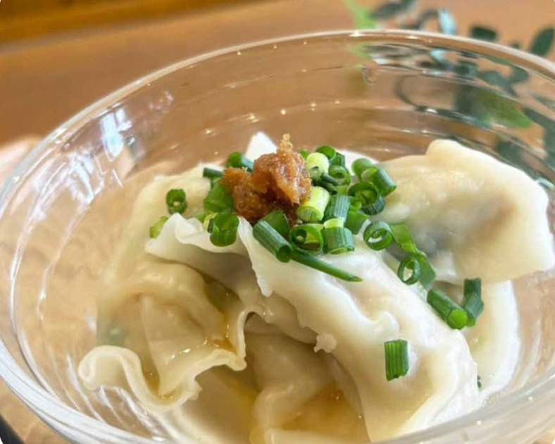 「餃子屋ヒロ」梅肉ダレで食べるだし汁冷やし水餃子